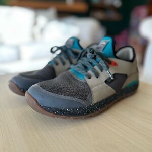 Stylish Men's Sneakers in Black and Gray
